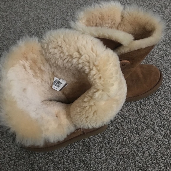 Chestnut Bailey button Tall Uggs - Picture 2 of 10